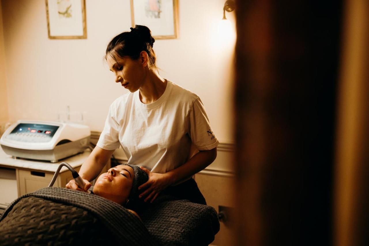 Hotel The Ned à Londres Extérieur photo A woman receiving a facial treatment
