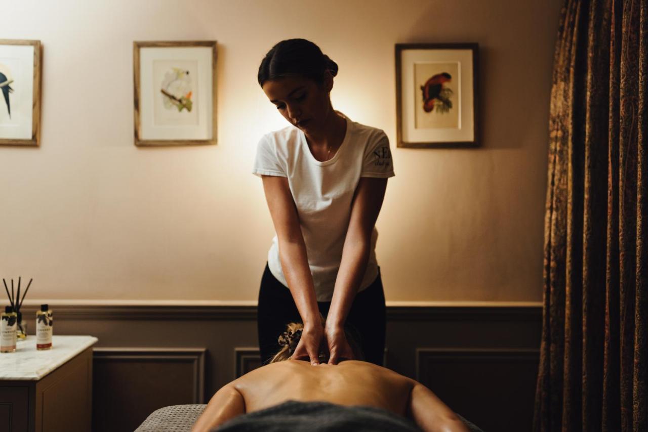 Hotel The Ned à Londres Extérieur photo A massage therapist treating a patient