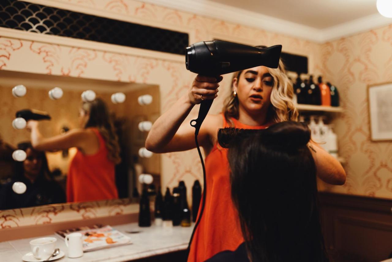 Hotel The Ned à Londres Extérieur photo A woman blow-drying her hair