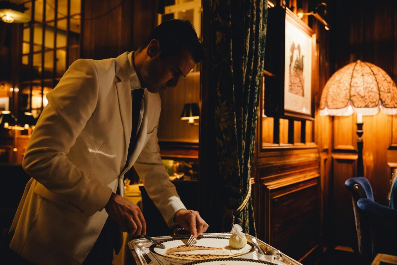 Hotel The Ned à Londres Extérieur photo A butler at work